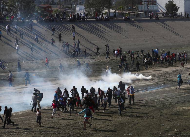 Los migrantes llevan varias semanas de travesía. Hoy intentaron pasar a Estados Unidos y los gases lacrimógenos y las balas de goma de las autoridades norteamericanas se los impidieron. FOTO REUTERS