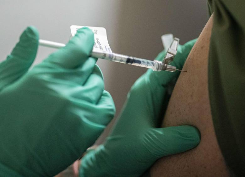 En varios hospitales de Estados Unidos avanza la vacunación. FOTO AFP