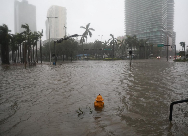 Irma se debilita pero sigue golpeando Florida