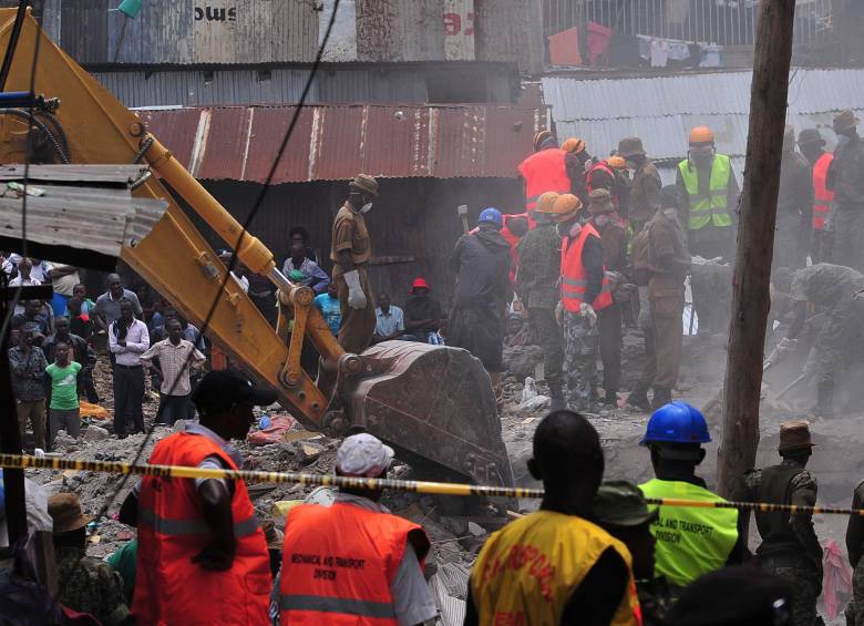 Una niña de seis meses fue rescatada este martes de entre los escombros de un edificio residencial que se derrumbó el pasado viernes en un barrio marginal de Nairobi. FOTO AFP