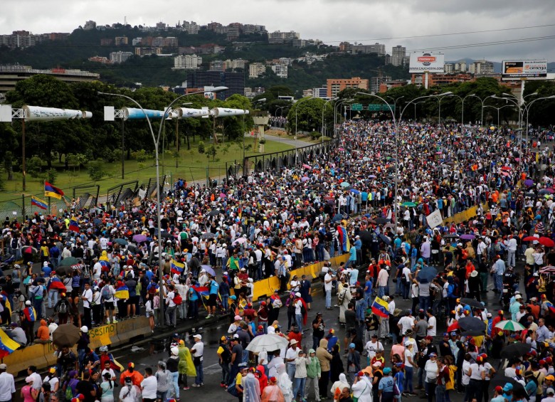 Miles de venezolanos se concentraron en la Autopista Francisco Fajardo. FOTO: REUTERS