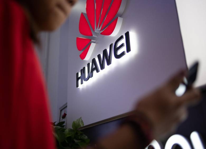 Estados Unidos prolongó en 90 días las exenciones que permiten al gigante chino de las telecomunicaciones Huawei continuar comprando tecnología estadounidense. Foto: AFP