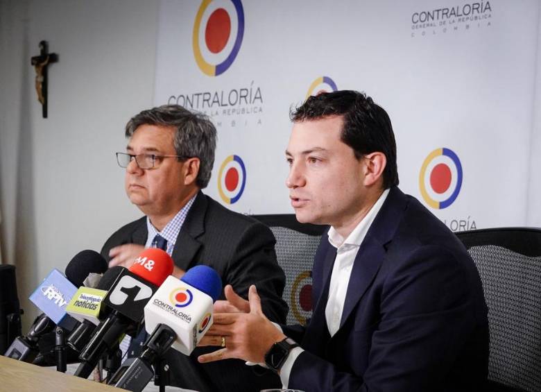 El director del Departamento Administrativo de la Función Pública, Fernando Grillo (izquierda), y el contralor general de la República, Carlos Felipe Córdoba (derecha), presentaron al país la nueva resolución. FOTO Cortesía Contraloría