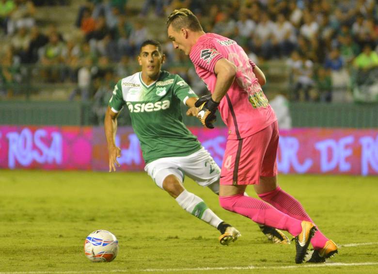 Franco Armani vivió otra de sus grandes noches con Atlético Nacional y es el responsable de que el cuadro verde de Antioquia no haya salido goleado por el Deportivo Cali. FOTO colprensa-el país 