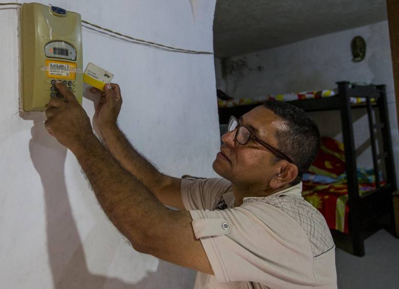 Un millón de usuarios de energía prepago de EPM se verán beneficiados con la medida anunciada por la compañía, que servirá para tener servicios durante el aislamiento. FOTO jaime pérez