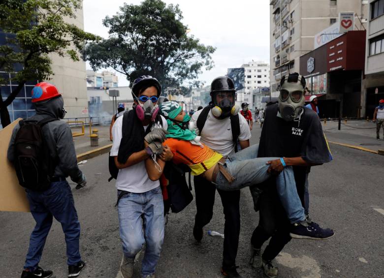 En la mayoría de ciudades del país, las fuerzas del Estado pasaron del gas lacrimógeno a los perdigones de plomo. FOTO Reuters