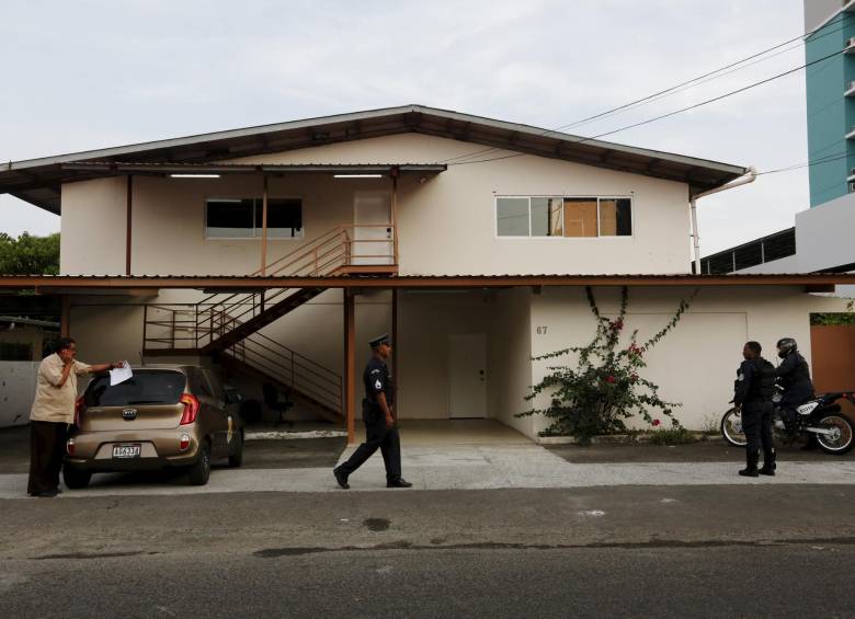 Agentes que participaron en la diligencia sacaron varias bolsas con papeles triturados. FOTO Reuters