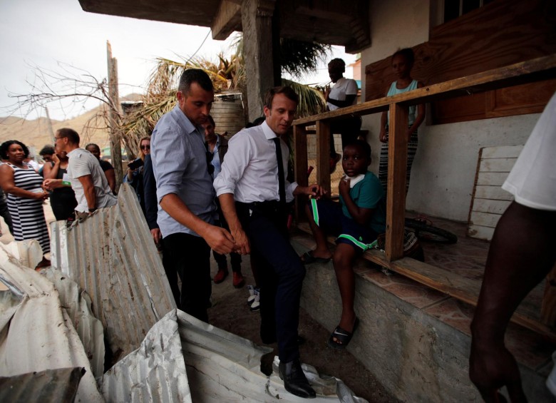 El presidente de Francia, Emmanuel Macron, llegó el martes a la isla de San Martín, en su lado francés, para evaluar los daños por Irma y convencer de que Francia respondió. FOTO reuters