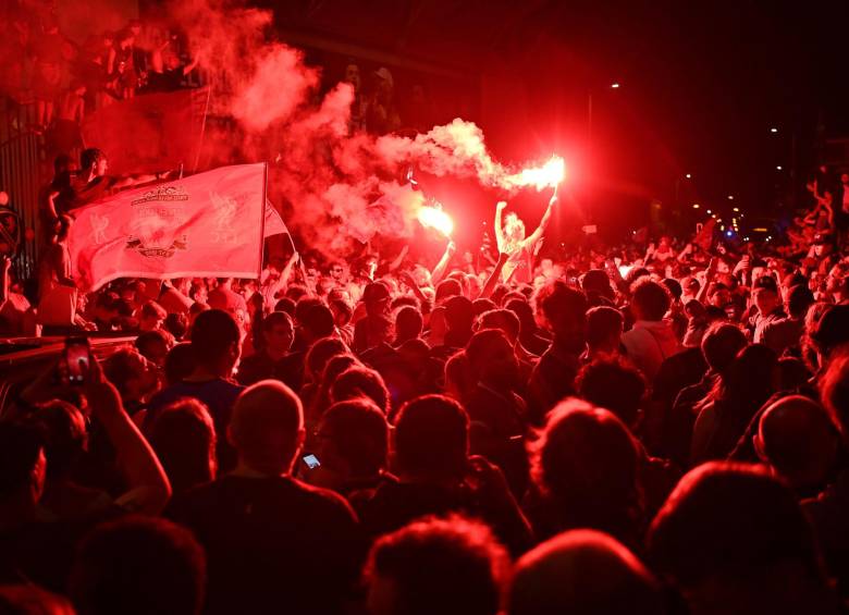 El Liverpool FC condenó este sábado “la actitud inaceptable” de miles de aficionados que se reunieron para celebrar el título de campeón de Inglaterra de los Reds, incumpliendo las reglas de distancia social en vigor. Foto: AFP