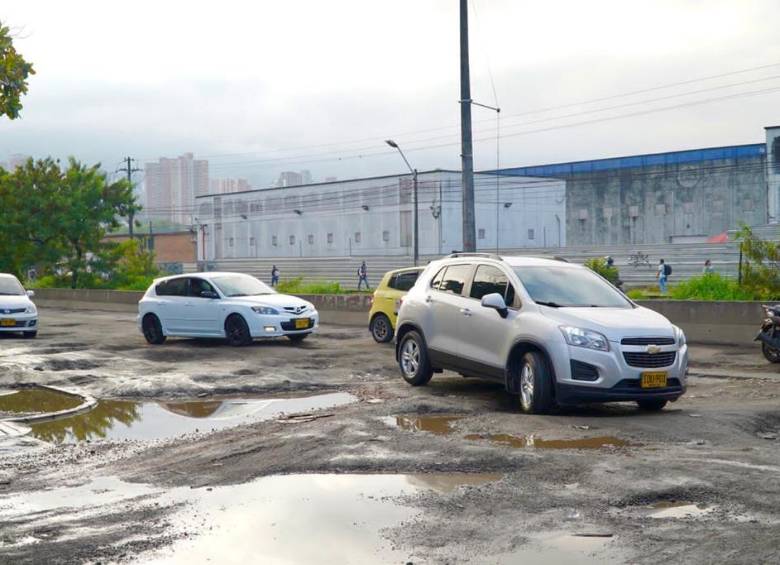 En esta calle se adelantaban trabajos de Metroplús que fueron suspendidos debido a incumplimientos del contratista. FOTO CORTESÍA ALCALDÍA DE MEDELLÍN
