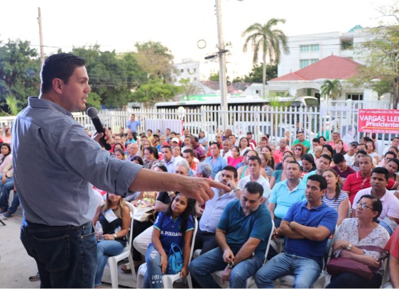 Juan Carlos Pinzón recogió firmas para avalar su candidatura presidencial, pero al final renunció e hizo llave con Germán Vargas Lleras. FOTO CORTESÍA CAMPAÑA