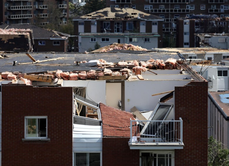 En un video grabado por un residente de Gatineau, Vincent-Carl Leriche, se ve como el tornado succiona montones de escombros y los hace girar por el aire en medio de los edificios. FOTO REUTERS