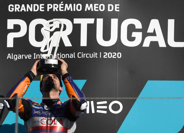 Miguel Oliveira en el podio del Gran Premio de Portugal. FOTO AFP