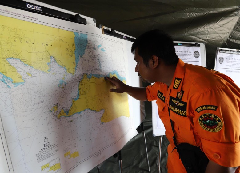 Las labores se centran en una zona a 8 kilómetros de la costa de Indonesia. Foto: AFP