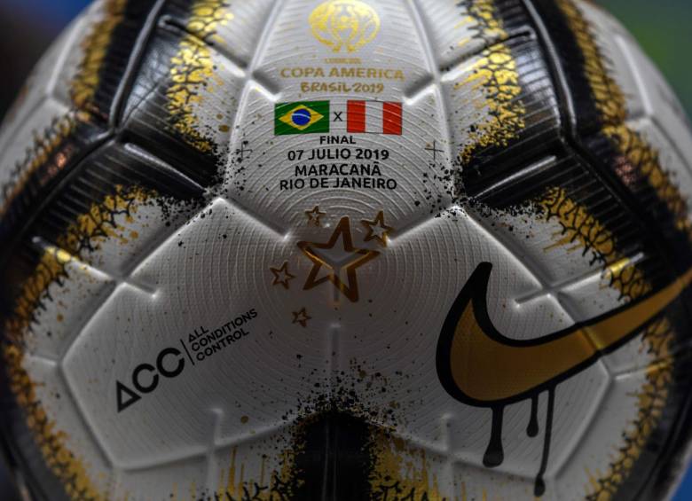 Foto del balón oficial del partido de la final de la Copa América entre Brasil y Perú. FOTO AFP
