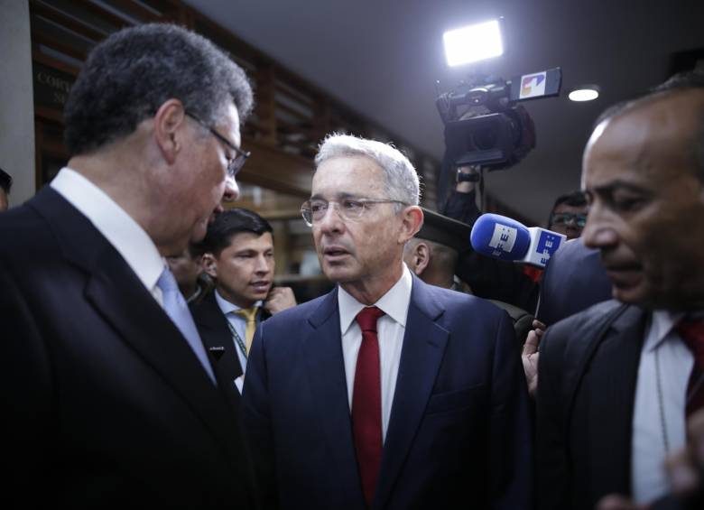 El proceso contra el expresidente Álvaro Uribe por supuesto soborno y fraude procesal debe pasar de la ley 600 a ley 906, según juez aunque pidió concepto a la Corte Suprema. FOTO COLPRENSA