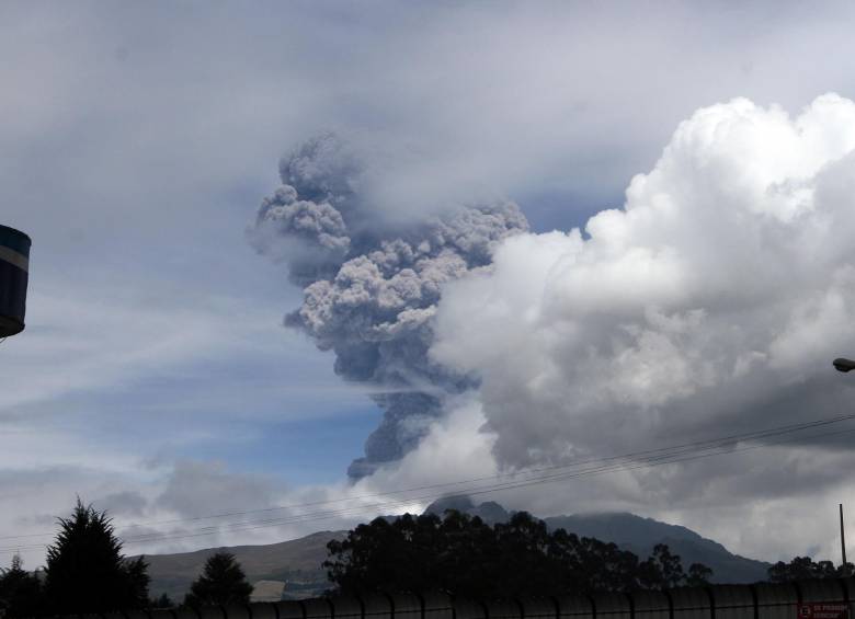 El volcán Cotopaxi registró cuatro explosiones en menos de 12 horas que ocasionaron una lluvia de ceniza en poblaciones como Machachi y el sur de Quito. FOTO AFP