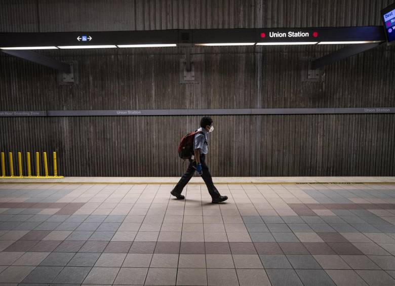 Estaciones de metro vacías y calles desoladas se han convertido en símbolo de la pandemia en Los Ángeles. FOTO EFE