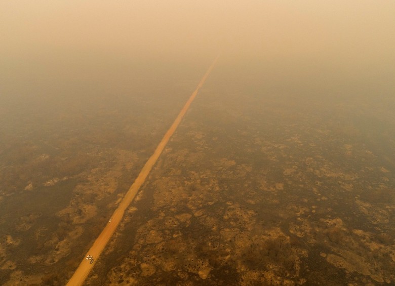 Vista general del humo que cubre parte del Pantanal brasileño por los incendios hoy, en el estado Mato Grosso. FOTO EFE