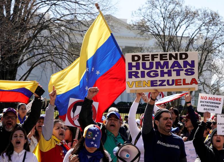 En Washington, la jornada estuvo marcada por manifestaciones de apoyo a Maduro, pero también por protestas de sus detractores, en cercanías a la Casa Blanca. FOTO Reuters.