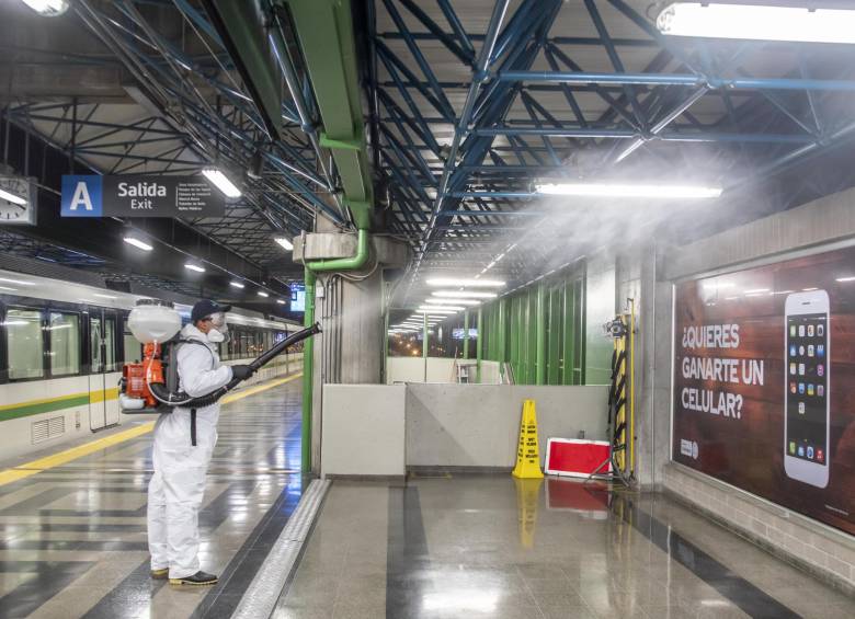 Desde la madrugada del viernes se realiza una prueba de aspersión para desinfectar las estaciones con un producto llamado Timsen. FOTOS: CORTESÍA METRO DE MEDELLÍN