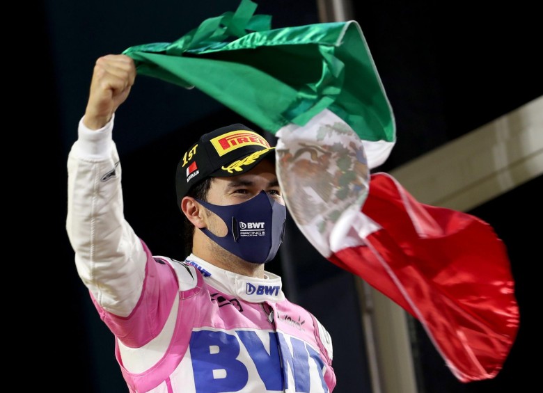 El pasado 6 de diciembre de 2020, el piloto mexicano de Racing Point, Sergio Pérez, ondeó la bandera mexicana en el podio después de ganar el Gran Premio de Fórmula Uno de Sakhir en el Circuito Internacional de Bahrein. FOTO AFP 