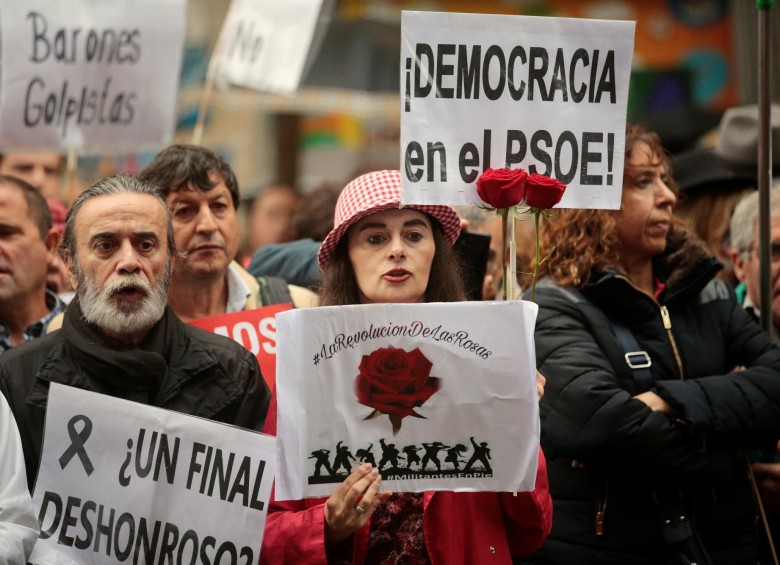 Manifestantes a las afueras de la sede del PSOE acusan de traidores a quienes decidieron optar por la abstención. FOTO reuters 