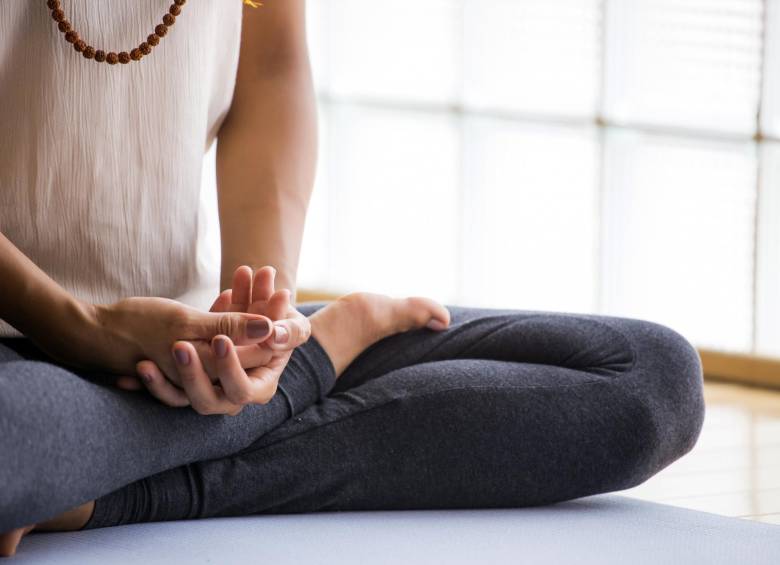 Desde el punto de vista psicológico, meditar es prestar atención al momento presente con interés y curiosidad. Se puede practicar de manera formal o informal durante el día. FOTO shutterstock