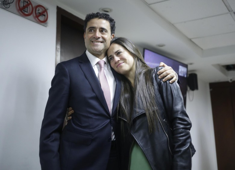 Catalina Uribe Noguera y Rafael Uribe Noguera se abrazaron al conocer el fallo absolutorio del juez. FOTO: Colprensa
