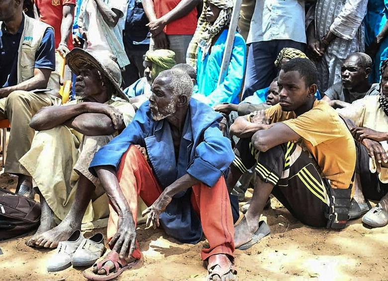 Un grupo de hombres se reúne en la aldea de Ogossagou, cerca de Mopti, para escuchar al presidente de Mali, luego de la masacre interétnica ocurrida el fin de semana que cobró la vida de 136 personas. FOTO AFP