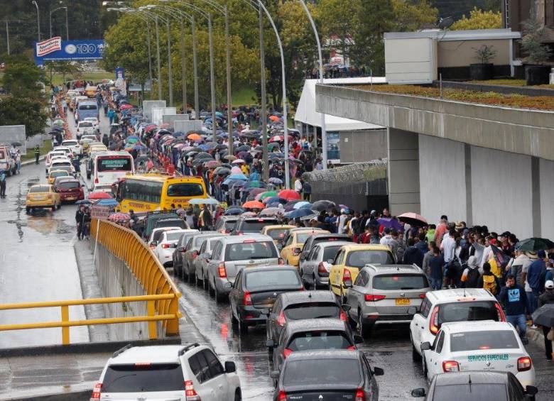 Fuerte congestión se ha presentado este sábado en el acceso al aeropuerto José María Córdova. FOTO Jaime Pérez