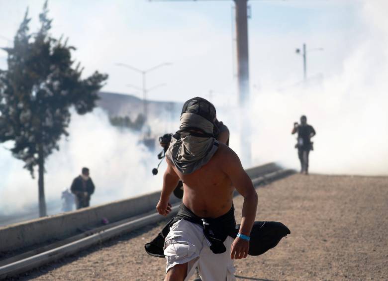 Con gases lacrimógenos autoridades norteamericanas repelen a los migrantes. FOTO REUTERS