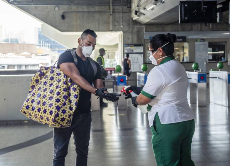 El Metro de Medellín recordó a la ciudadanía la importancia de acciones de autocuidado como, en lo posible, recargar su tarjeta cívica a través de la página web www.metrodemedellin.gov.co. FOTOS: Cortesía Metro de Medellín. 