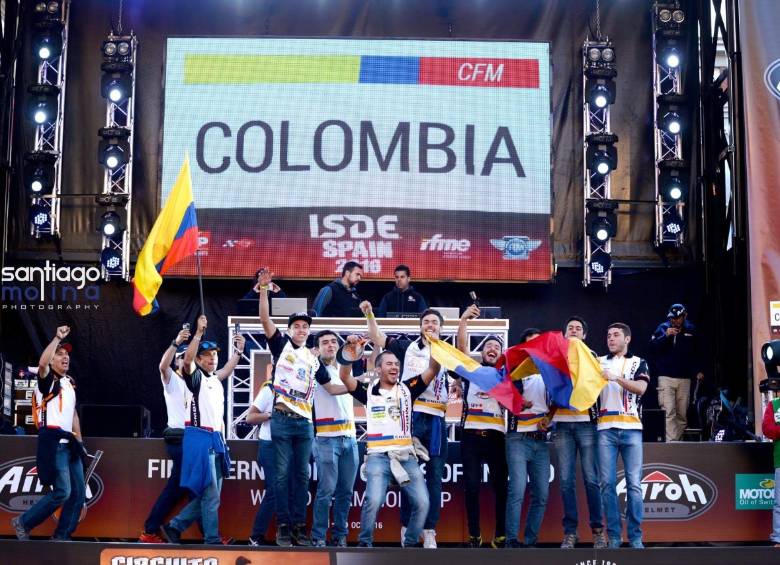 Los pilotos colombianos celebraron al término de la competencia. FOTO cortesía Daniel Palacio