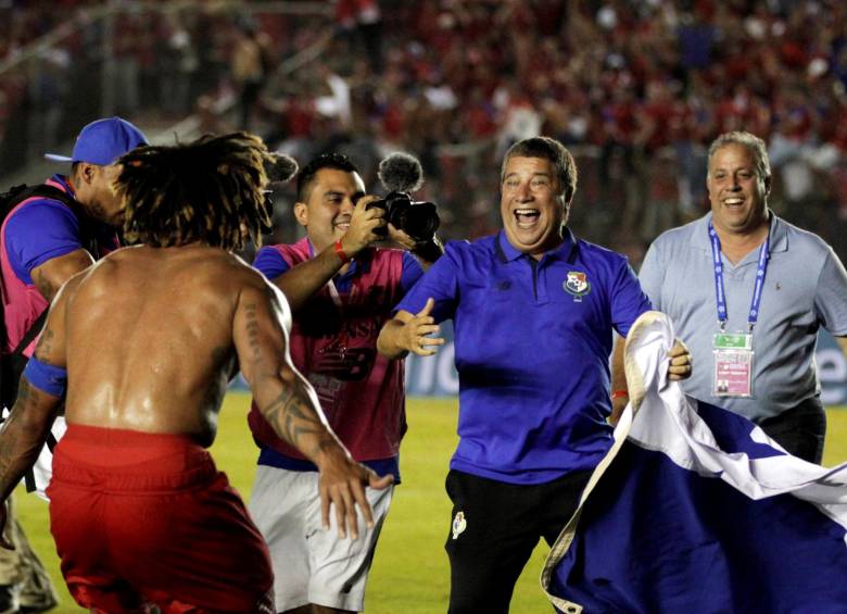 Hernán Darío Gómez celebra con Román Torres el gol de la clasificación al Mundial de Rusia-2018. FOTO: REUTERS
