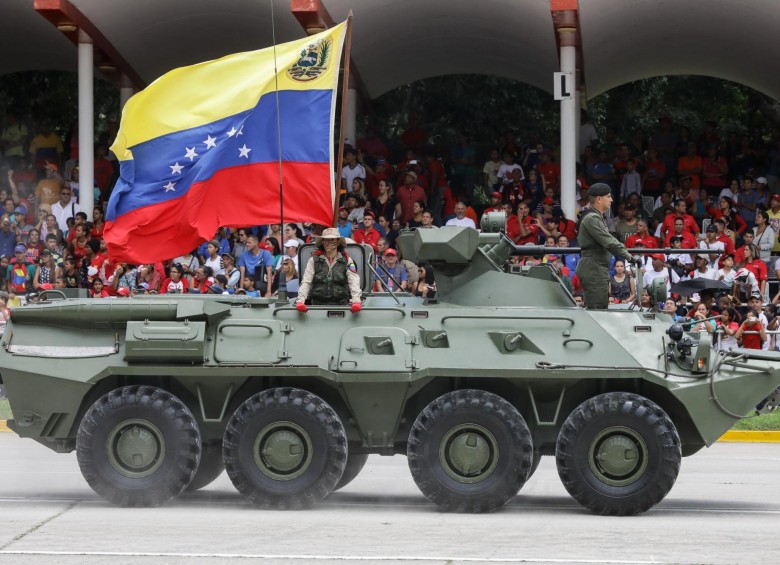 Tanques militares, banderas e imágenes de Hugo Chávez protagonizaron el desfile militar que hizo el oficialismo. FOTO EFE