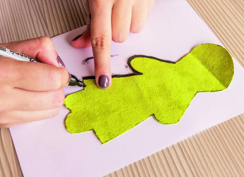 Apoye la tela sobre un papel y con el marcador pinte los bordes de ambas figuras. 