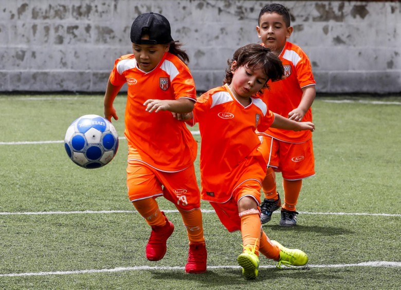 No son expertos en jugar fútbol pero disfrutan mucho con el balón. Foto: Jaime Pérez Munevar