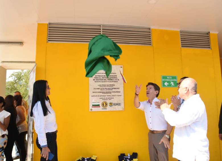 Pérez repitió el gesto este miércoles, durante la entrega de las instalaciones para el Sistema Operativo de Socorro SOS Cauca Medio en Santa Fe de Antioquia. FOTO: GOBERNACIÓN DE ANTIOQUIA