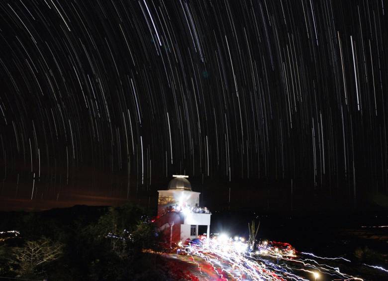 Rastros dejados por las estrellas sobre el Observatorio de La Tatacoa, lugar especial para la observación. FOTO Henry Agudelo
