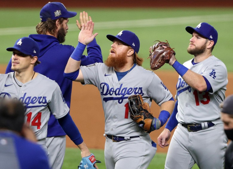 Juster Turner encabeza la celebración de los Dodgers tras doblegar este viernes a Rays, 6-1 en el tercer duelo de Serie Mundial. Foto AFP