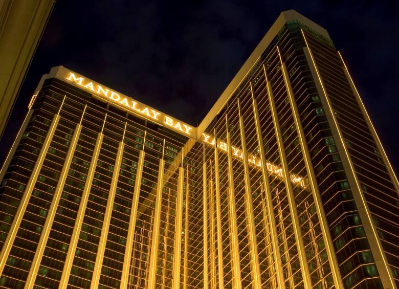 Los más prestigiosos y tradicionales hoteles de la ciudad dejaron de exhibir sus miles de luces para homenajear a los ciudadanos asesinados el domingo. FOTO REUTERS