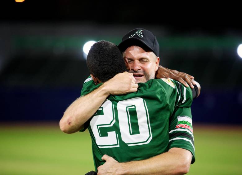 Abrazos, agradecimientos y festejo de Antioquia tras ganar el oro del béisbol de Juegos. FOTOs CORTESÍA LUIS BARBOSA