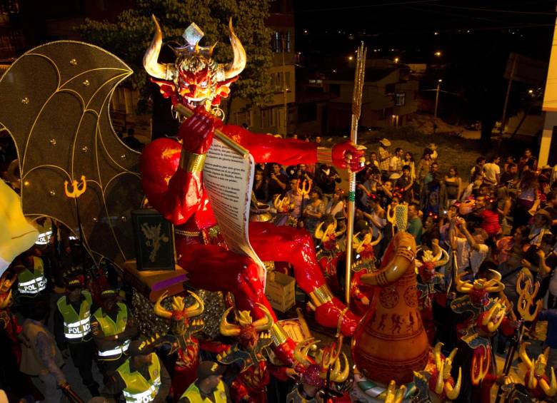 El diablo del Carnaval entre el sábado, en un desfile, para luego dar un discurso en el que analiza los dos años en los que no estuvo. Foto: Archivo