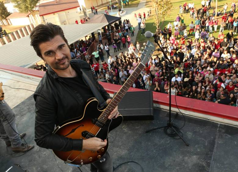 Juanes ofreció un pequeño concierto improvisado para sus fans. FOTO Cortesía película McFarland, USA.