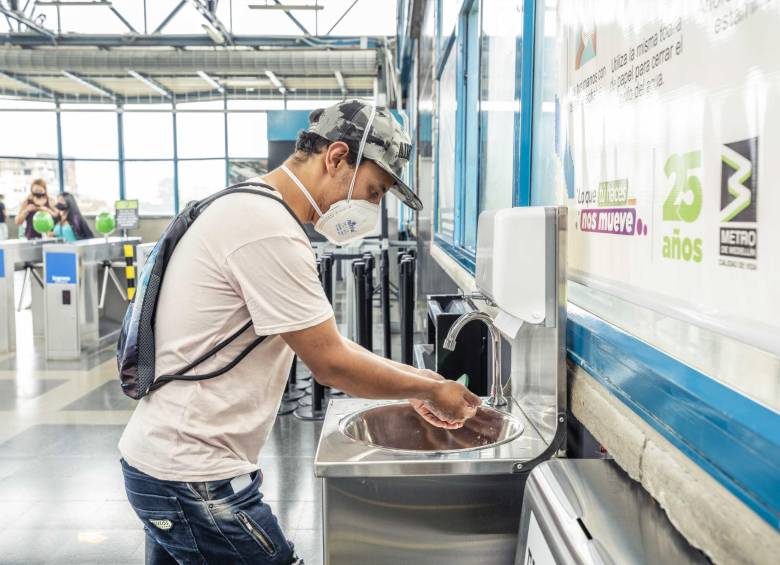Con la nueva instalación, ahora son 64 puntos de dispensador de gel antibacterial dispuestos en las estaciones y 79 puntos de lavado de manos. FOTOS: Cortesía Metro de Medellín. 