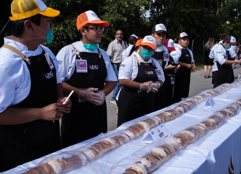 40 panaderos usaron 2,6 toneladas de harina, varios miles de huevos y otros ingredientes para crear la rosca de reyes más grande del mundo en la ciudad mexicana de Tizimín. FOTO EFE