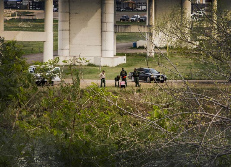 Esta imagen muestra cómo una mujer migrante que intentaba cruzar la frontera entre Nuevo Laredo, México y Laredo, Texas, es interceptada por agentes de la Patrulla Fronteriza de Estados Unidos. FOTO: Juan Carlos Tomasi / MSF