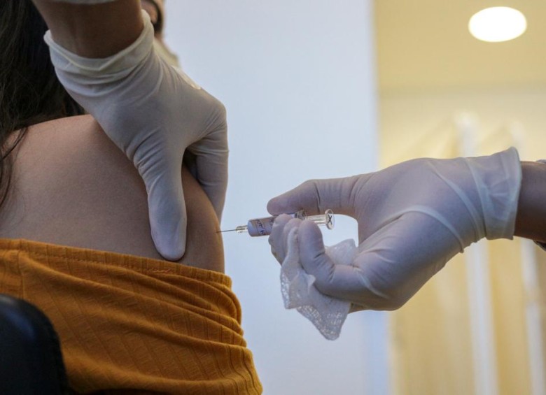 De momento, los primeros ensayos de eventuales vacunas contra la covid-19 han mostrado positiva respuesta inmunitaria. FOTO AFP