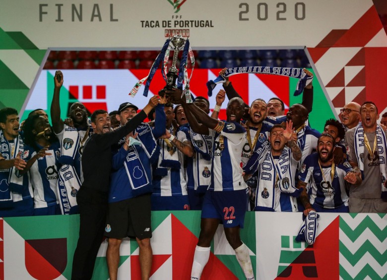 El festejo del Porto tras consagrarse campeón de la Copa en Portugal, título que se suma al de la Liga. FOTO afp